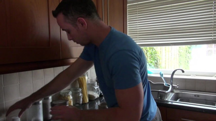 UK Sinners: Ava Austen hard geramd in de keuken door Ricky Stone
