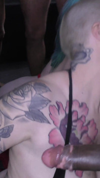Des putes tatouées déjantées se font éjaculer dessus par un groupe de bites
