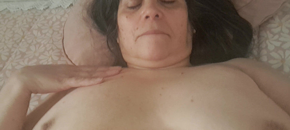 Mommy big hairy pussy: 継母が熱い体を見せつけて、セックスを望む