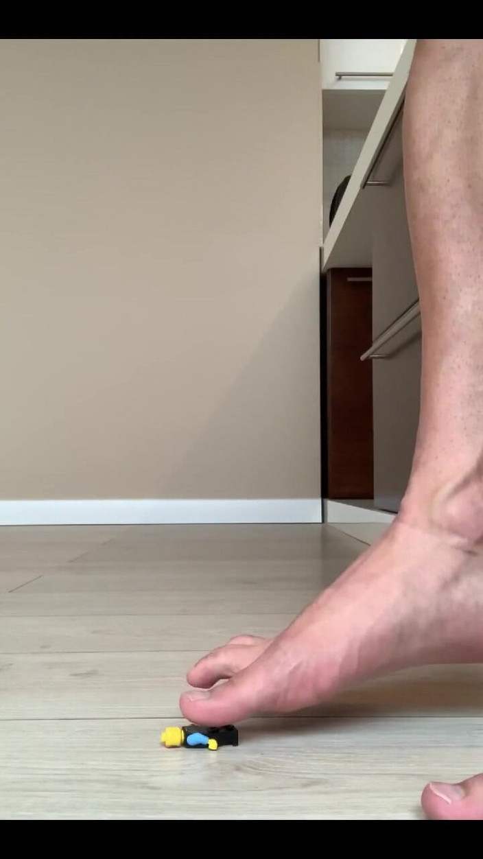 Jasons feet: Tiny Takut dengan Gergasi