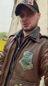 Kinkysirius Enjoy Rain Shower in Brown Vintage Leather Bomber and Levis Jeans Outfit