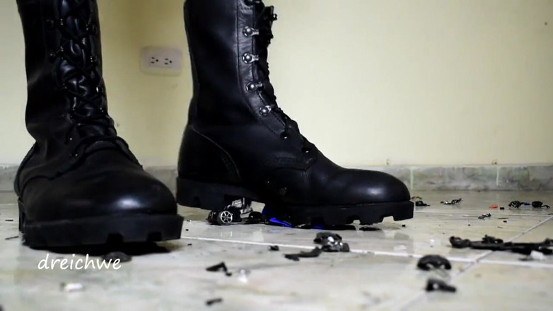 Dreichwe: Destroying some cars with my boots