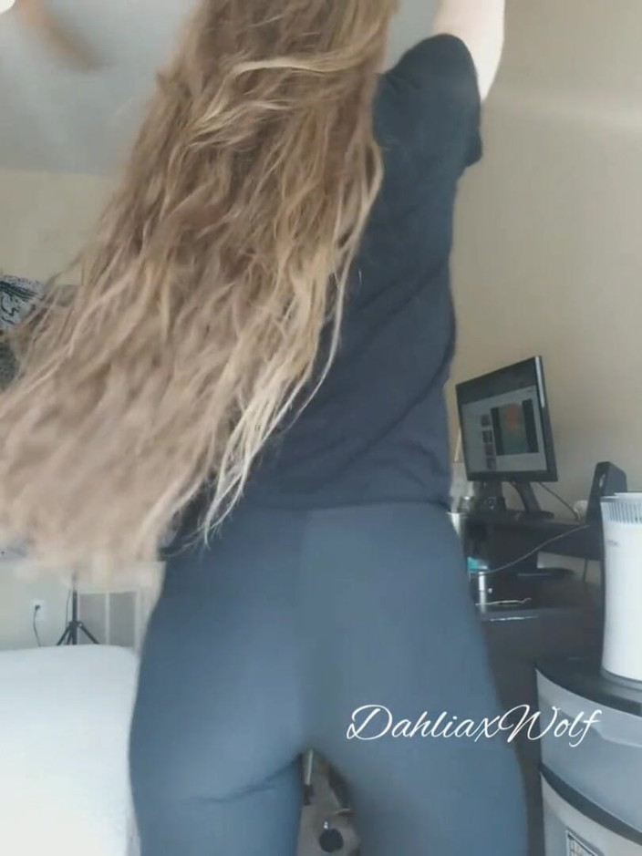 Dahlia Wolf: Elastan face din elastan