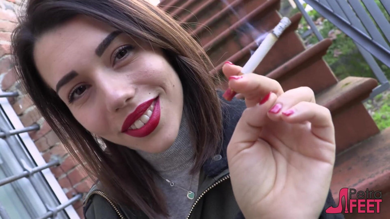 Smokin Fetish: На відкритому повітрі курить на сходах з солодкою Петрою
