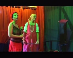 Porno kino: Azgın germa sürtükler erkek kölelerine şaplak atıyor