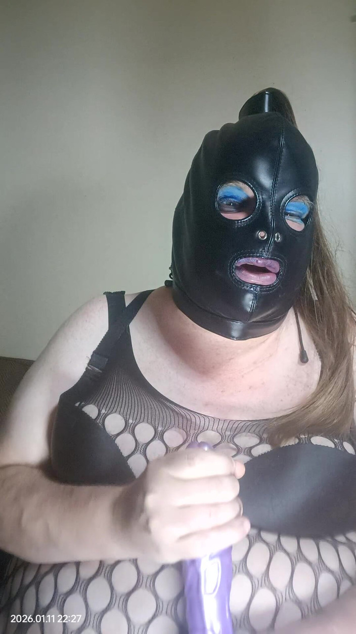 Stephanie-Nicole-TV: Grandona tv se divertindo com um vibrador roxo