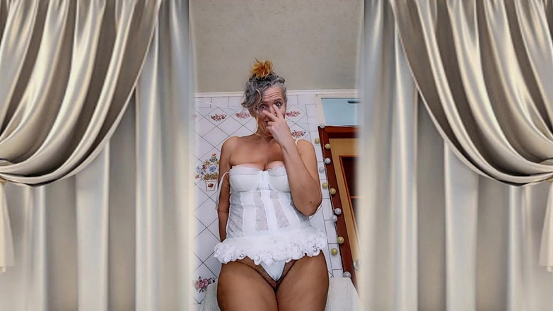 Lukerya: Ama De Casa Caliente Lukerya En La Cocina En Lencería...