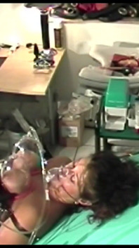 Trio in de kliniek om van te genieten tussen apparature en sexy lesbiennes