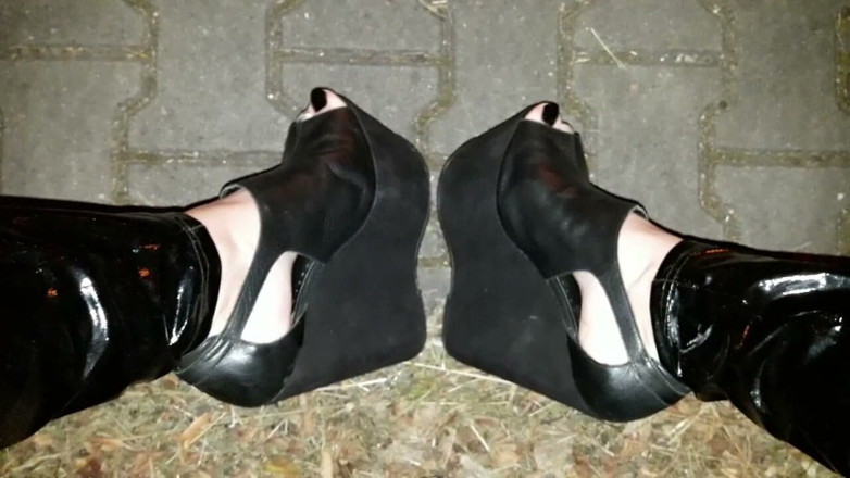 Heelex: Crossdresser sexy em cunhas muito altas em público