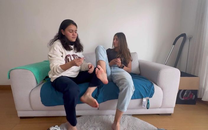 scarlettandc: Hai người phụ nữ đấu vật bằng chân