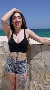 Cercetașă germană - fată latino tatuată Melania Dark agățată pentru futai fără prezervativ la audiție
