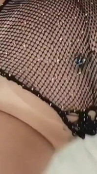 MILF masturbuje a ráda vyslovuje jména mužů