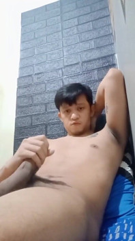 Twink asiatic excitat își lucrează penisul tare până când ejaculează