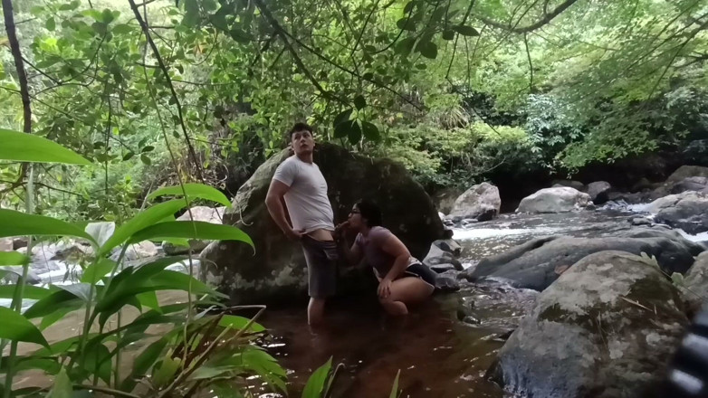 venusandzeus: Bagian satu mereka membawaku ke sungai dan mereka membuatku mengisap...
