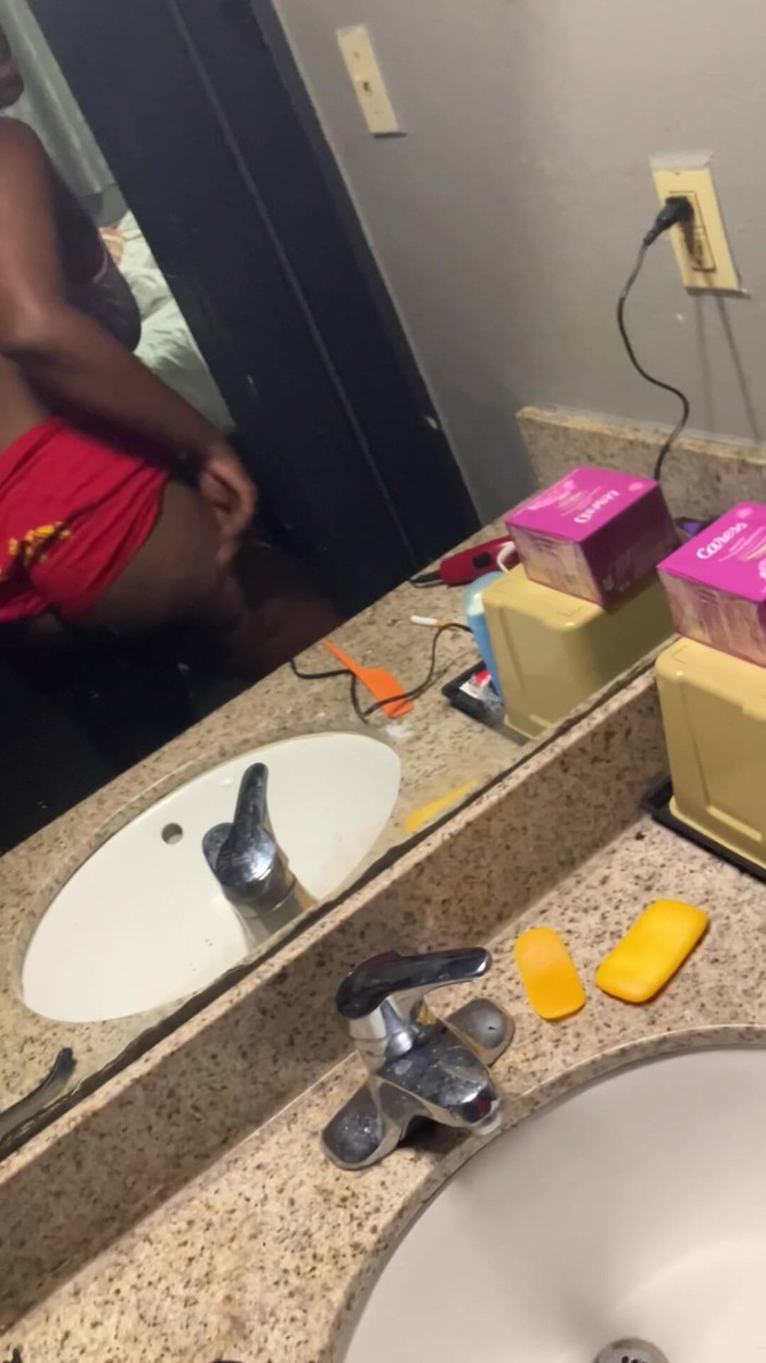 Tae Hendrixx: 목구멍 보짓물이 많은 엉덩이 Ke