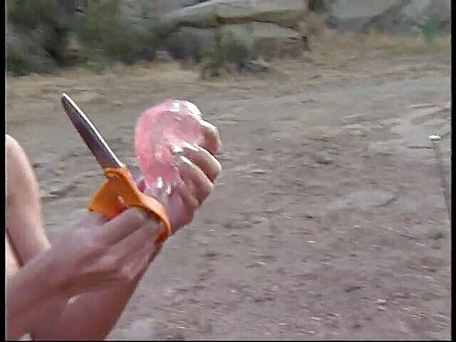 A Lesbian World: Dvě sladké přítelkyně se dělají na kapuci černého kabrioletu