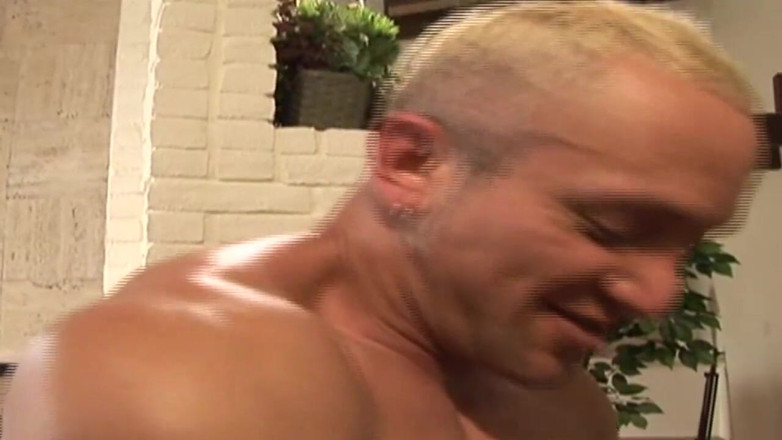 American Idol X: Bodybuilder destroys 2 pussy