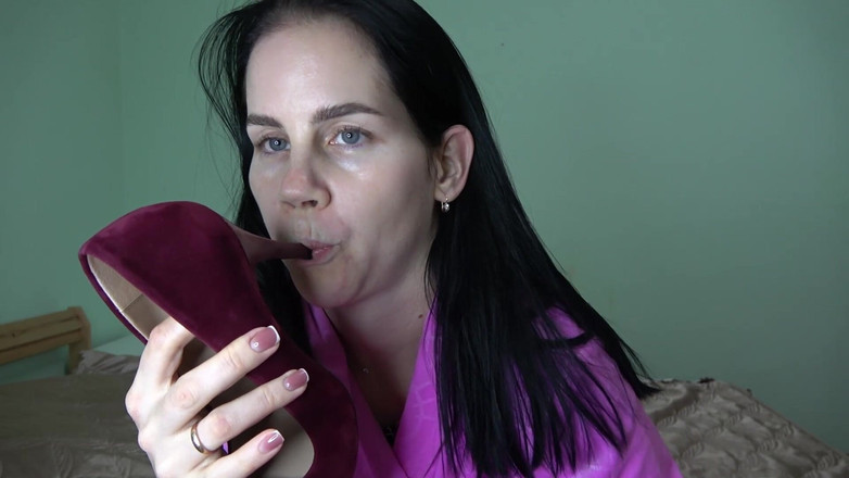 Anna Sky: La Belle Anna Taille Une Pipe Et Suce Un Talon...