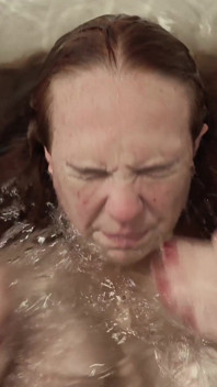 POV Under vattnet knullar ansikte upp i håret ner missionären i badet