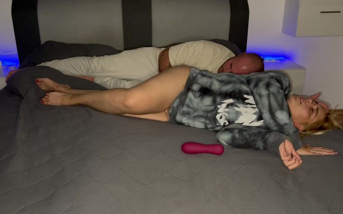 Bonieclydeerotik: Bonie und Clyde je Vorspiel Satisfyer Fingern Pussy Klitoris Více...