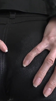 皮衣屁股宠爱第一人称视角，美丽的手，皮屁股亲吻和嗅闻女士victoria valente