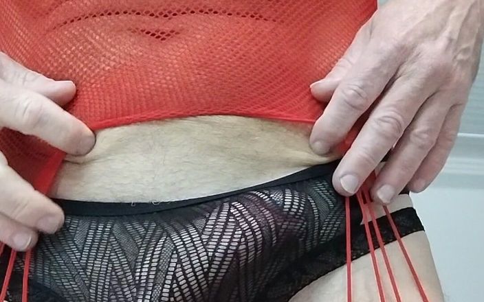 Dragontrainer: Cd plaagt in nieuwe rode en zwarte lingerie