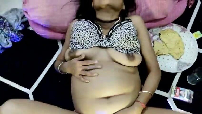 Anar Kali: 性感的女士用手指抽烟抽她的性爱部分热辣的阴户