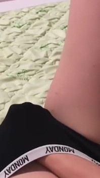 O fată de 18 ani se masturbează strâmt