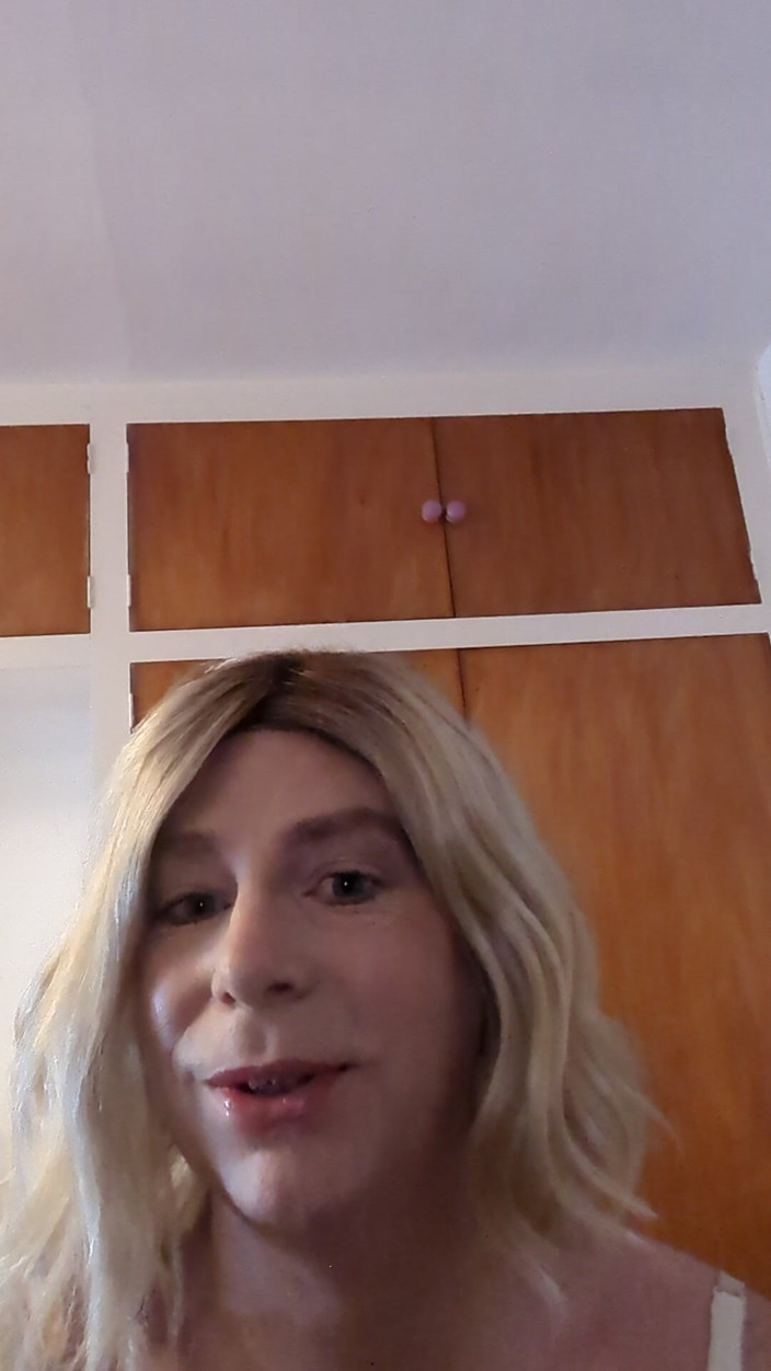 NikkiGee: Sug min klitoris, svälj min sperma. knäböja och öppna vida!