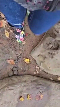 Oh, mira todos esos diferentes ángulos y ubicaciones en los que se encuentran mis botas de lluvia de goma mientras mis sexy tamaño 6 pies disfrutan de la forma en que se humillan