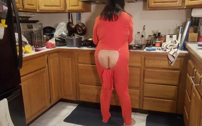 Zilah Luz: Wearing My Longjohns with an Ass Flap While I Fuss...