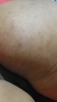 リアルな自家製セックスビデオ、大きなお尻のミルフがホットで毛深い膣をセックスする