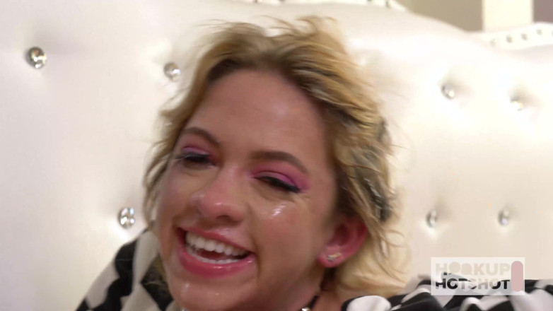 Hookup Hotshot: Süße goldie khloe kapri bekommt einen nassen orgasmus, nachdem sie...