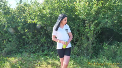 Pee Adventures: Stara się usilnie opróżnić pęcherz na zewnątrz