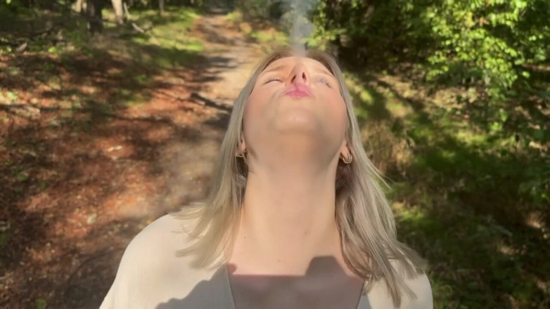 MertyXXX: Procházka opuštěným parkem při hledání exhibicionisty