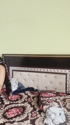 Hintli kız aaj ghodi banke chudi aur apne göğüsler ve chut me finger dalwayi