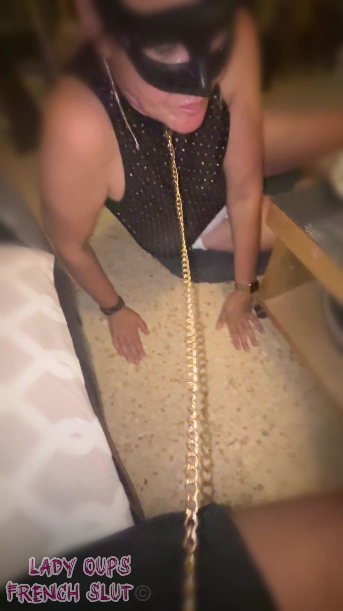 Lady Oups: Minha Refeição MILF Submissa Na Coleira