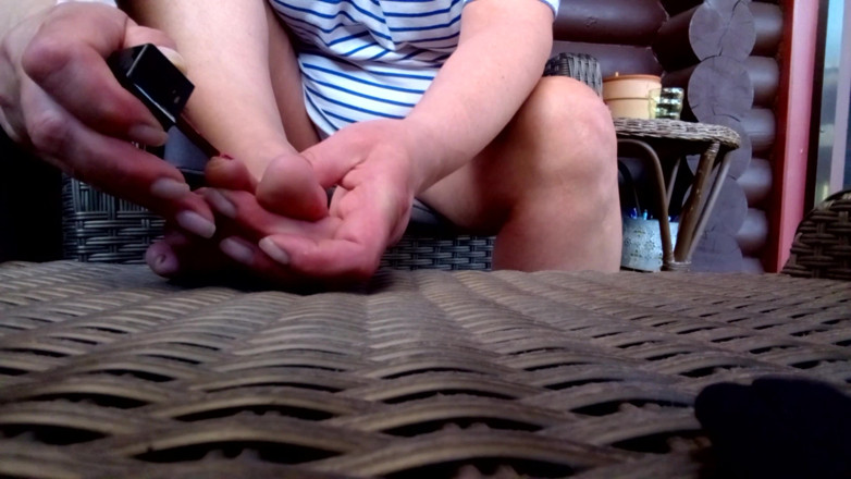 Hot-Pussy66: Painting toenails ** Outdoor **