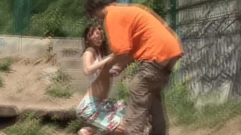 Enjoy German porn: Une brune incroyable d’Allemagne se fait baiser dans un parc