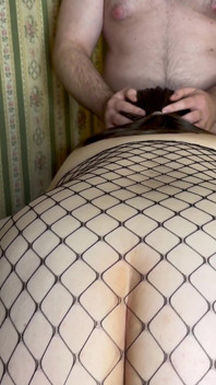 POV: Fodendo a bunda da esposa infiel e gozando dentro dela enquanto meu amigo goza na boca - Milky Mari