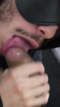 Anonim grindr twink büyük yarağımı emiyor ve dölümü yiyor