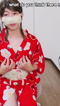 Visades bära en japansk Yukata ... men inuti var en pervers kostym.