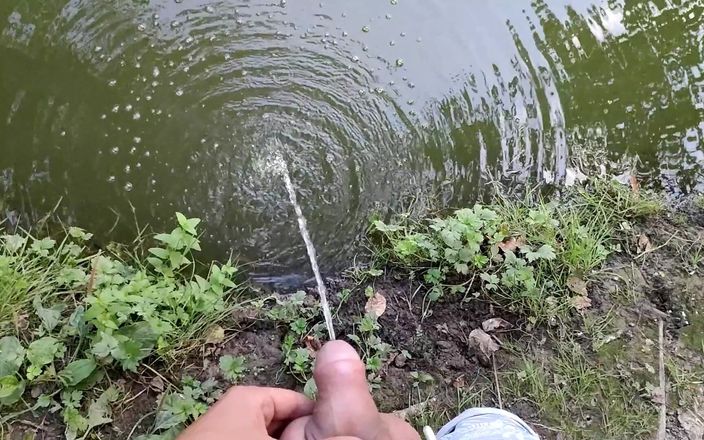 Idmir Sugary: Langes pissen ins wasser lässt wasser sprudeln
