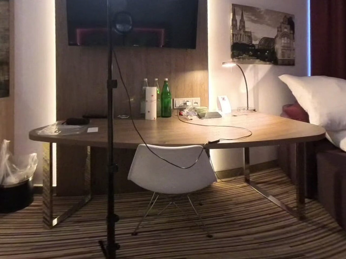 Sissy slut Chantal sweet VR: Pequeña mariquita linda divirtiéndose en la habitación del hotel