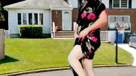 Auf der straße sexy tanzender ladyboy