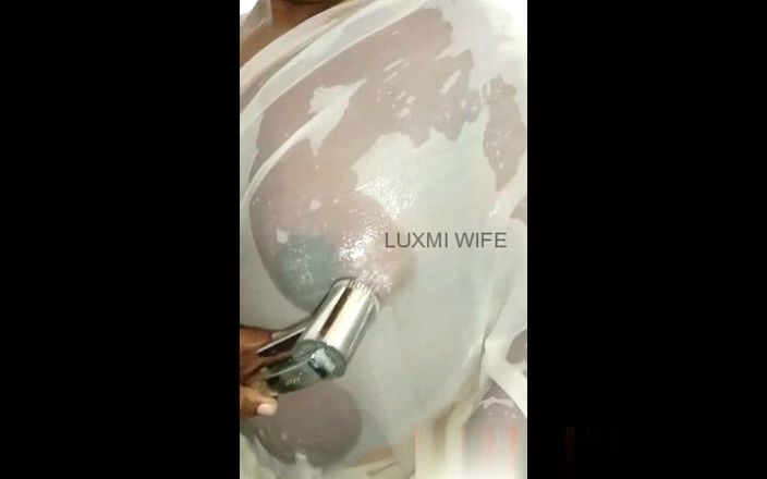 Luxmi Wife: 元恋人へのシャワービデオ通話で濡れたサリー
