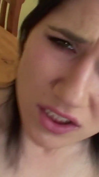 Bu ateşli ve çok azgın esmer sürtüğün sikişmeye hevesli sıkı ıslak amcığını yarağımla dolduruyorum