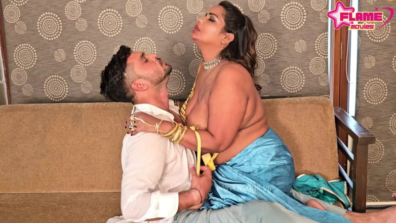 DesiHeat Studio: MILF desi panas lapar untuk seks tegar