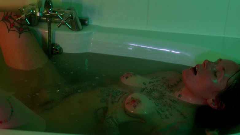 Liberation in motion: Badritueel verandert in hard dildo rijden en intens orgasme