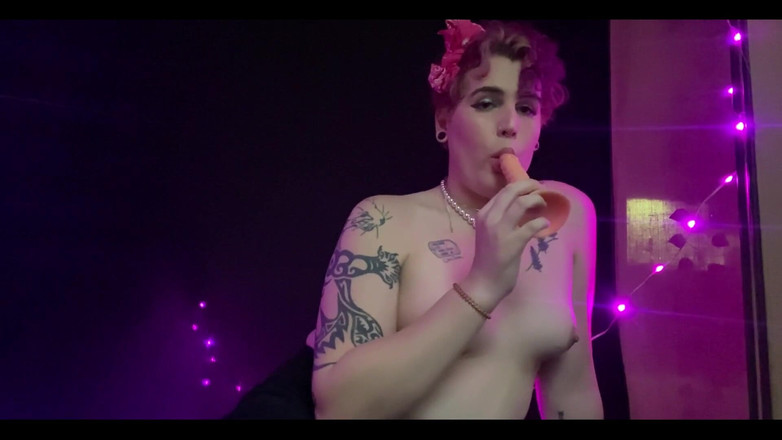 Lil Puddles: Zuigen op mijn dildo